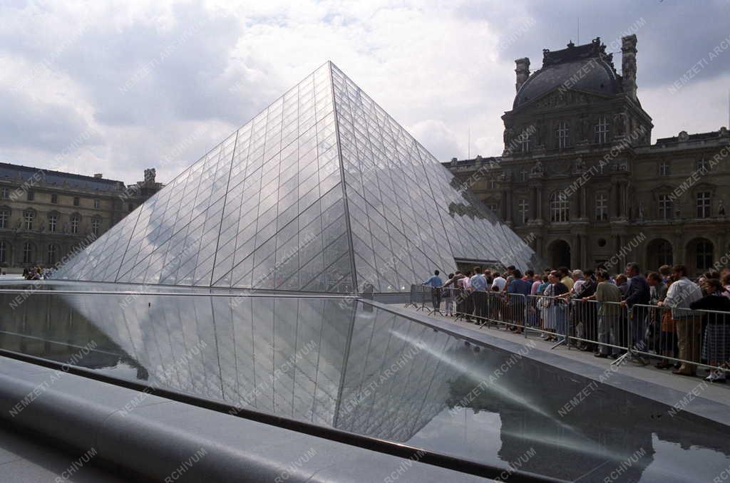 Múzeum - A Louvre új bejárata