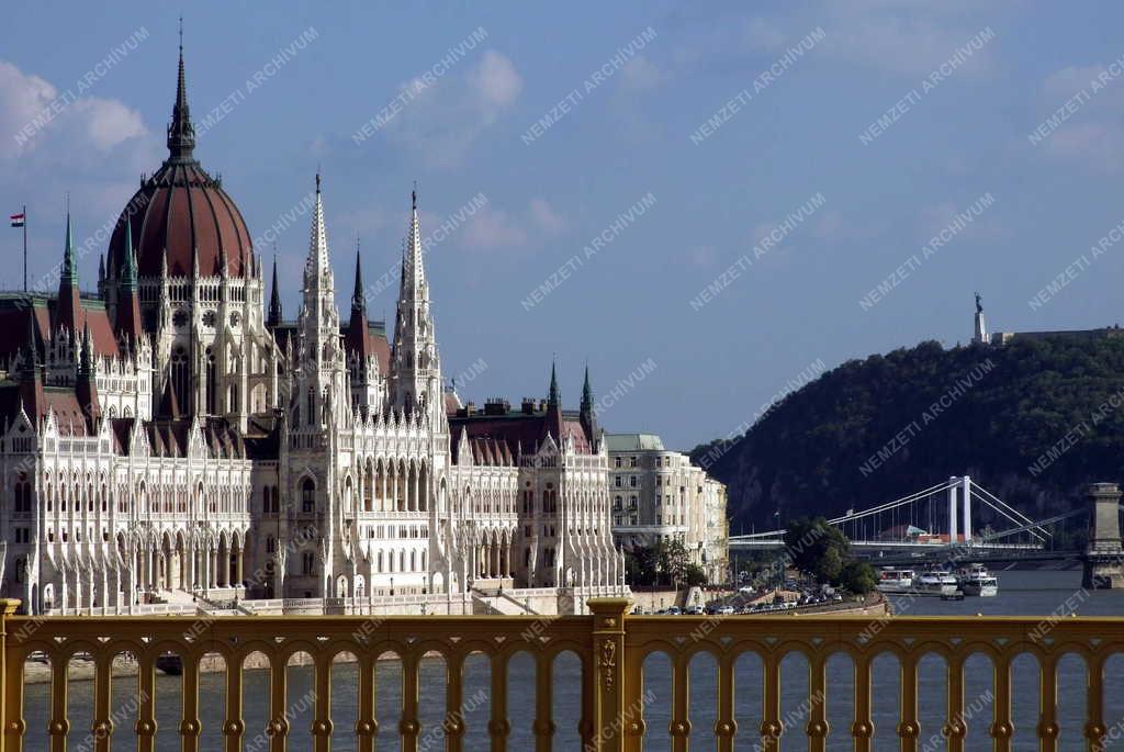 Városkép - Budapest - A Parlament dunai panorámában