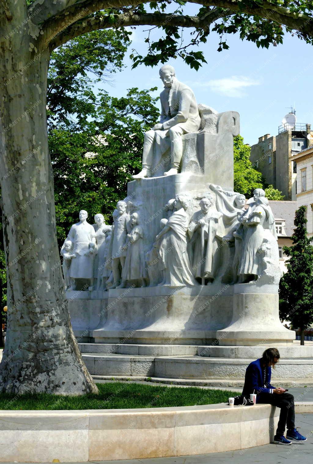 Városkép - Budapest - Vörösmarty Mihály-emlékmű