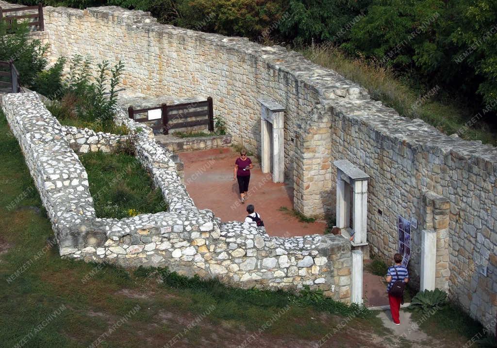 Belföldi turizmus - Solymár - Látogatók a királyi várban