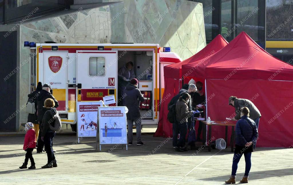 Egészségügy - Budapest - Koronavírus tesztelőpont a Széll Kálmán téren