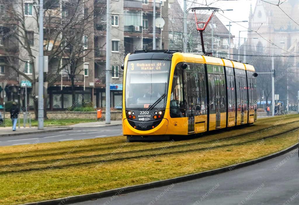 Közlekedés - Budapest - Új CAF villamosok Budapesten