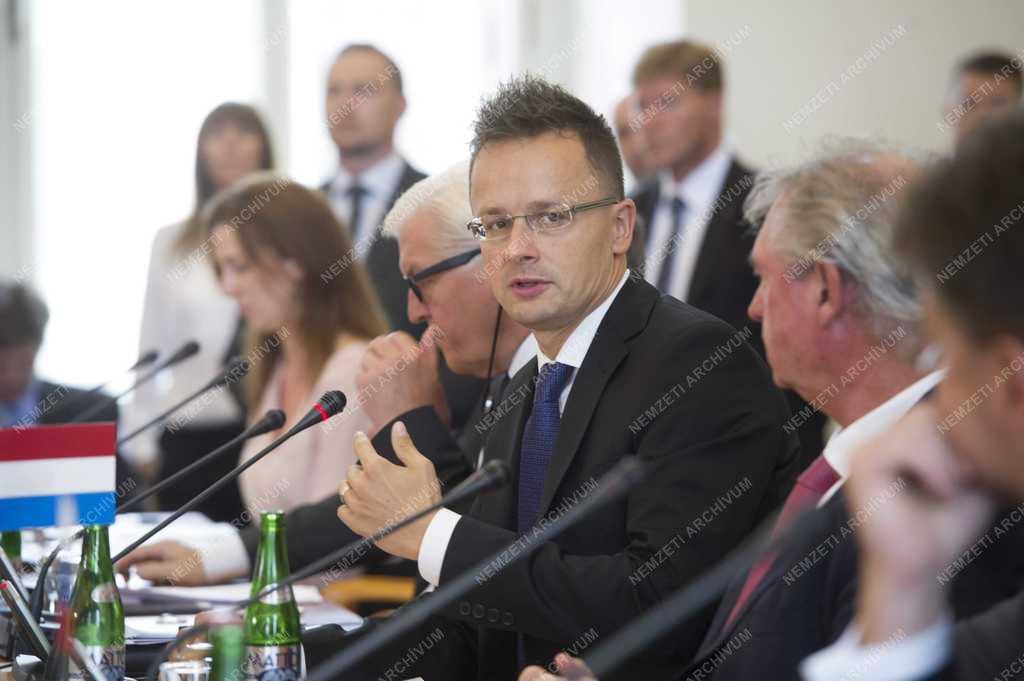 Illegális bevándorlás - Szijjártó Péter Prágában 