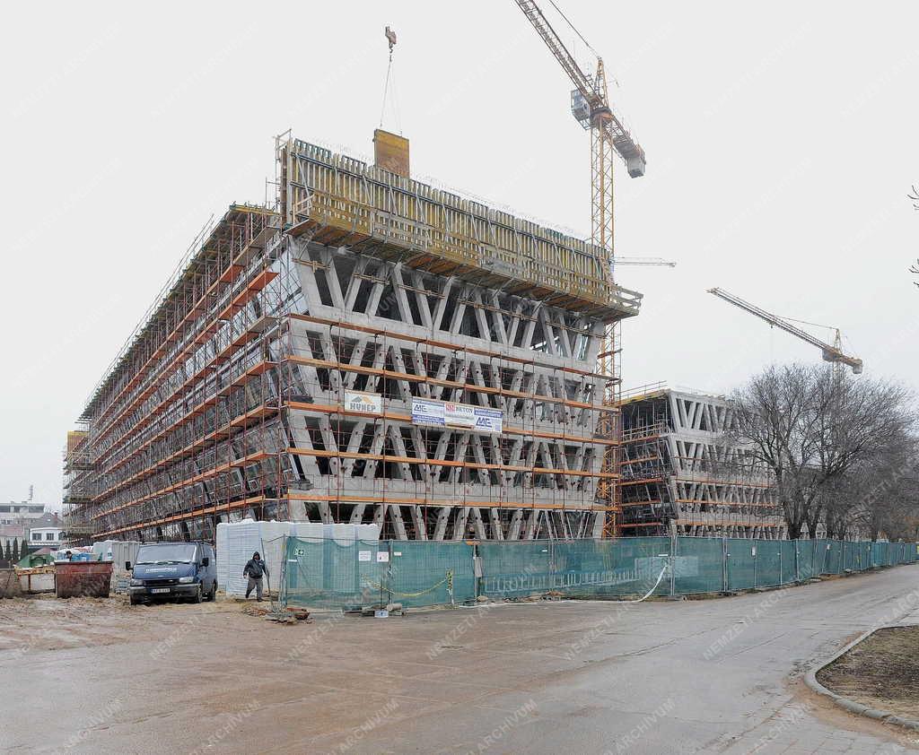 Építőipar - Debrecen - Forest Offices Irodaház épül 