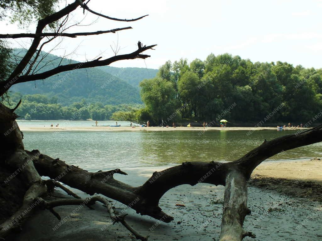 Szabadidő - Nagymaros - Strandolók és kenus vízitúrázók