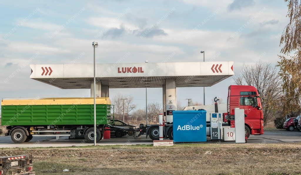 Közlekedés - Energia - Lukoil benzinkút Szigetszentmiklóson