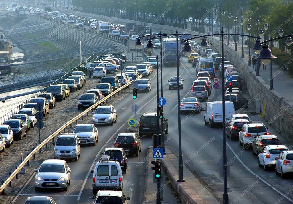 Közlekedés  - Budapest - Gépjárműforgalom a budai rakparton