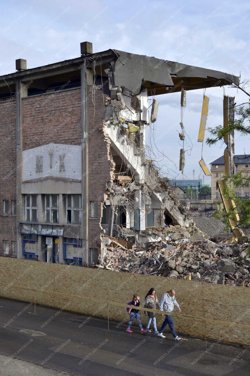 Épületbontás - Budapest - Bontják a Hidegkuti Nándor Stadiont