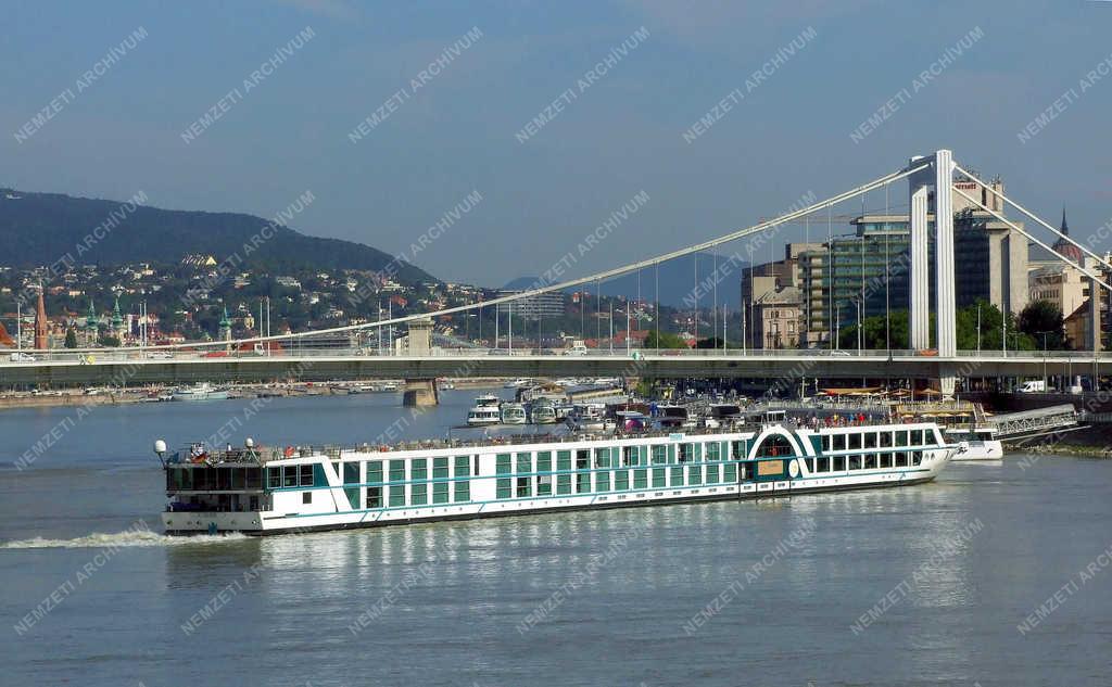 Turizmus - Budapest - Külföldi hotelhajók a fővárosban