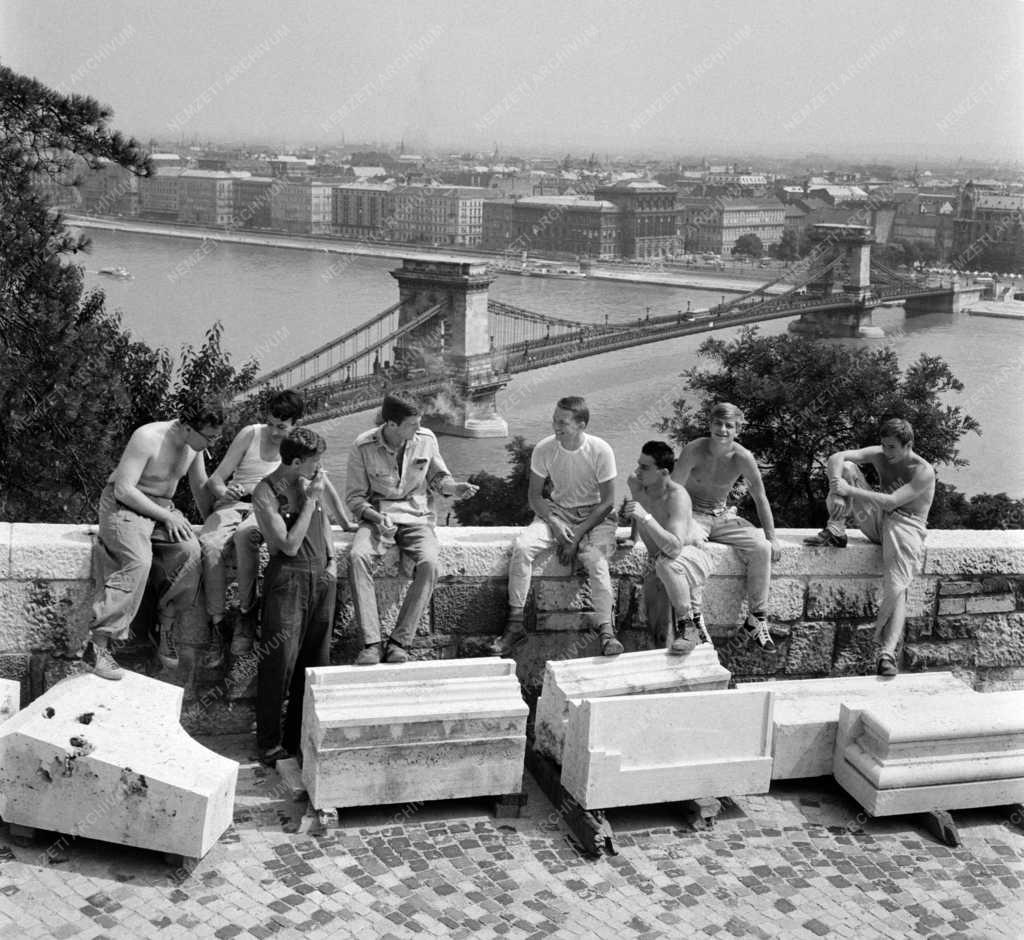 Műemlékvédelem - Csehszlovák egyetemisták segédkeznek a budai Vár helyreállításán