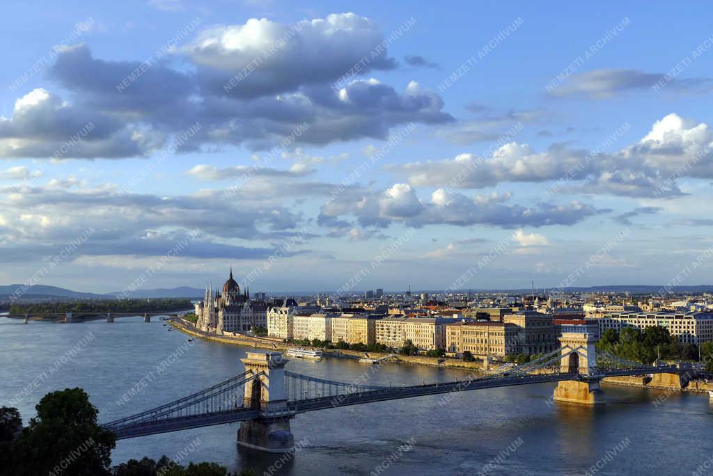 Városkép - Budapest - Dunai panoráma a Széchenyi lánchíddal