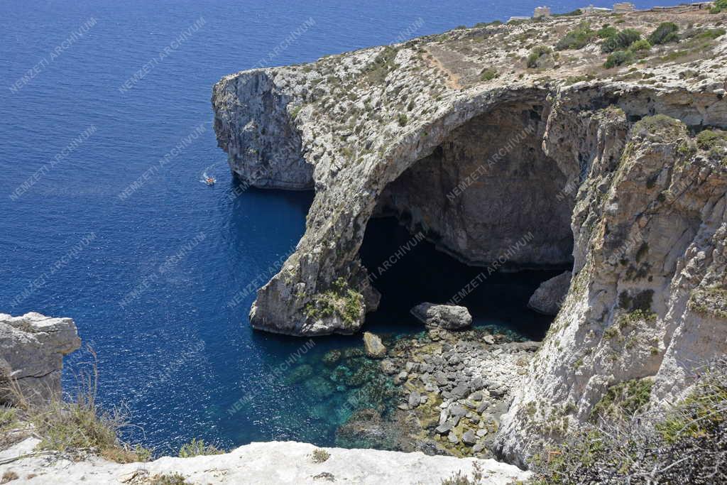 Idegenforgalom - Wied iz-Zurrieq - Turisták a Kék Barlang előtt