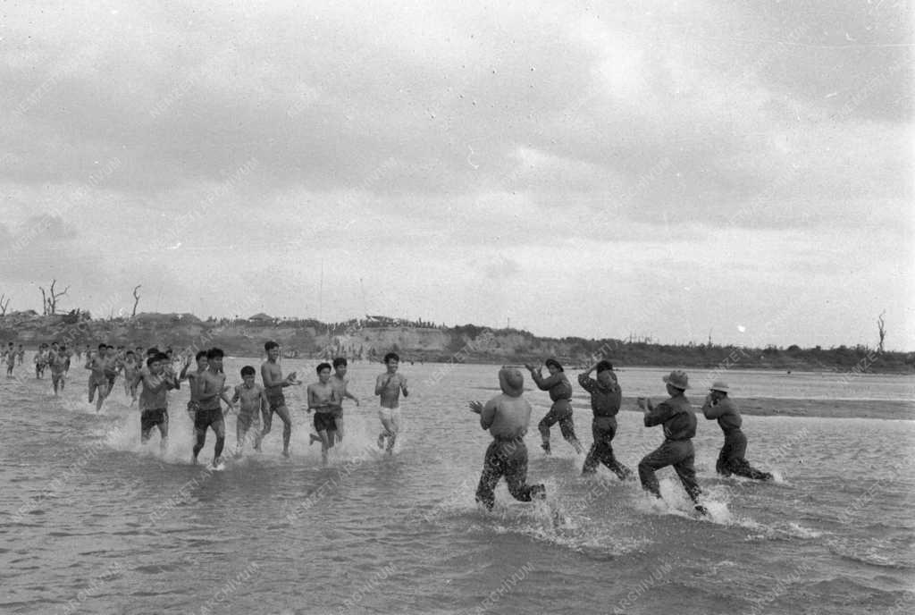 Vietnami háború - Foglyok átadása Quang Tri tartományban