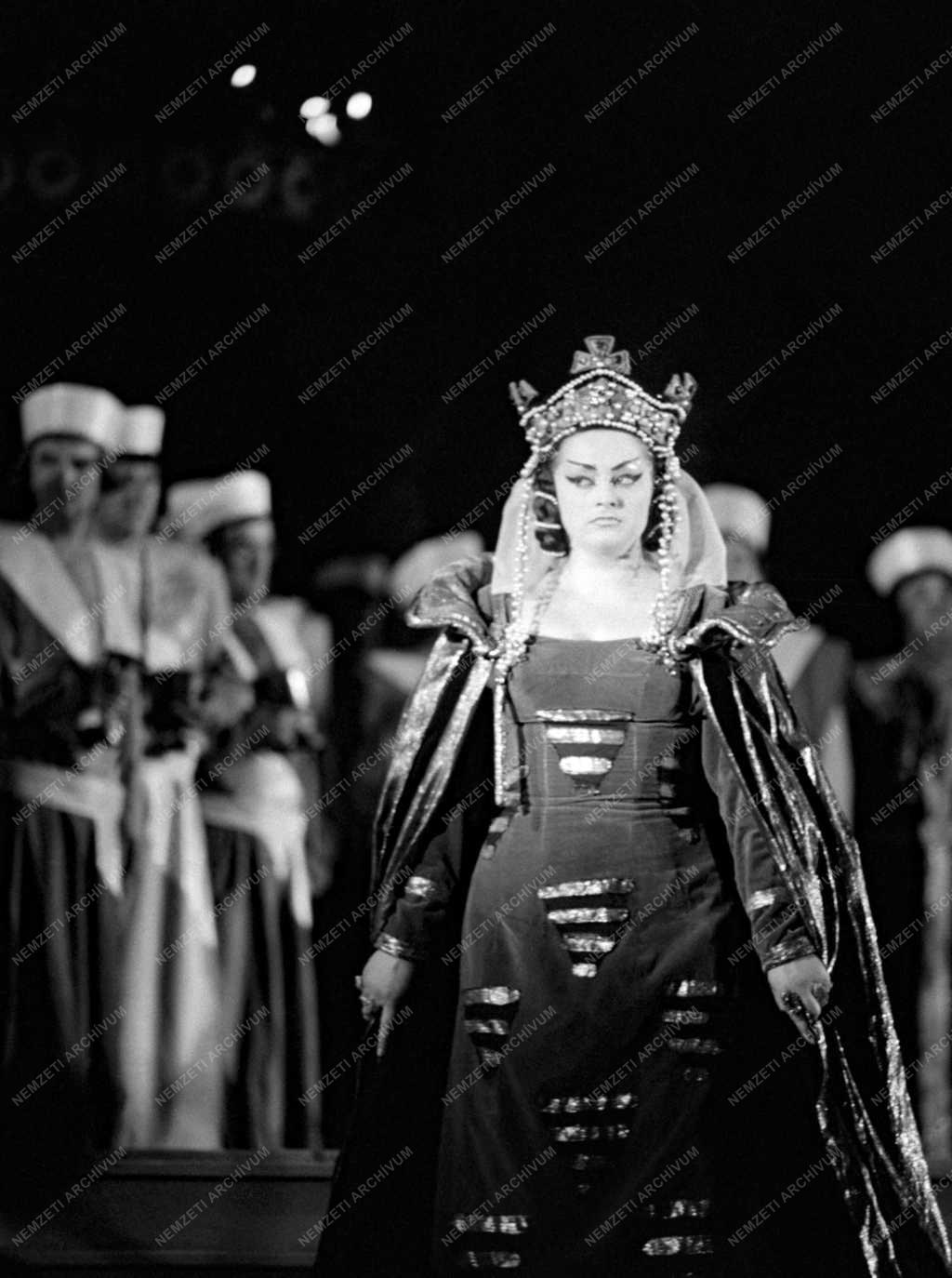Megkezdődtek az 1965. évi Szegedi Szabadtéri Játékok. Az első előadáson ismét Erkel Ferenc „Bánk bán” c. operája került bemutatásra, új rendezésben