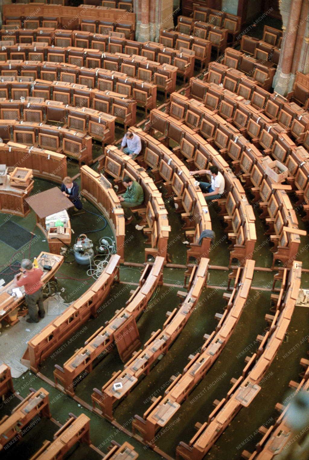 Restaurálás - Felújítják a Parlament üléstermét 