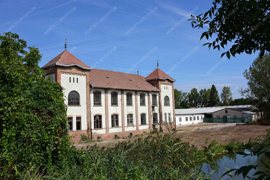 Idegenforgalom - Szőnyeggyárból lesz négycsillagos szálloda Békésszentandráson