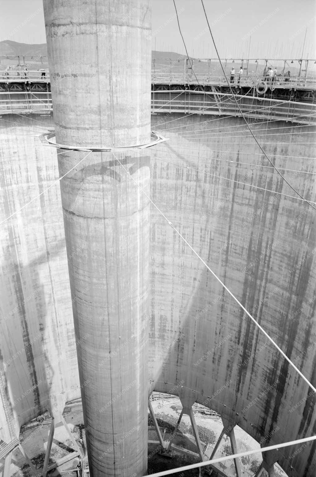 Ipar - Energia - Épül a Heller-Forgó-féle hűtőtorony