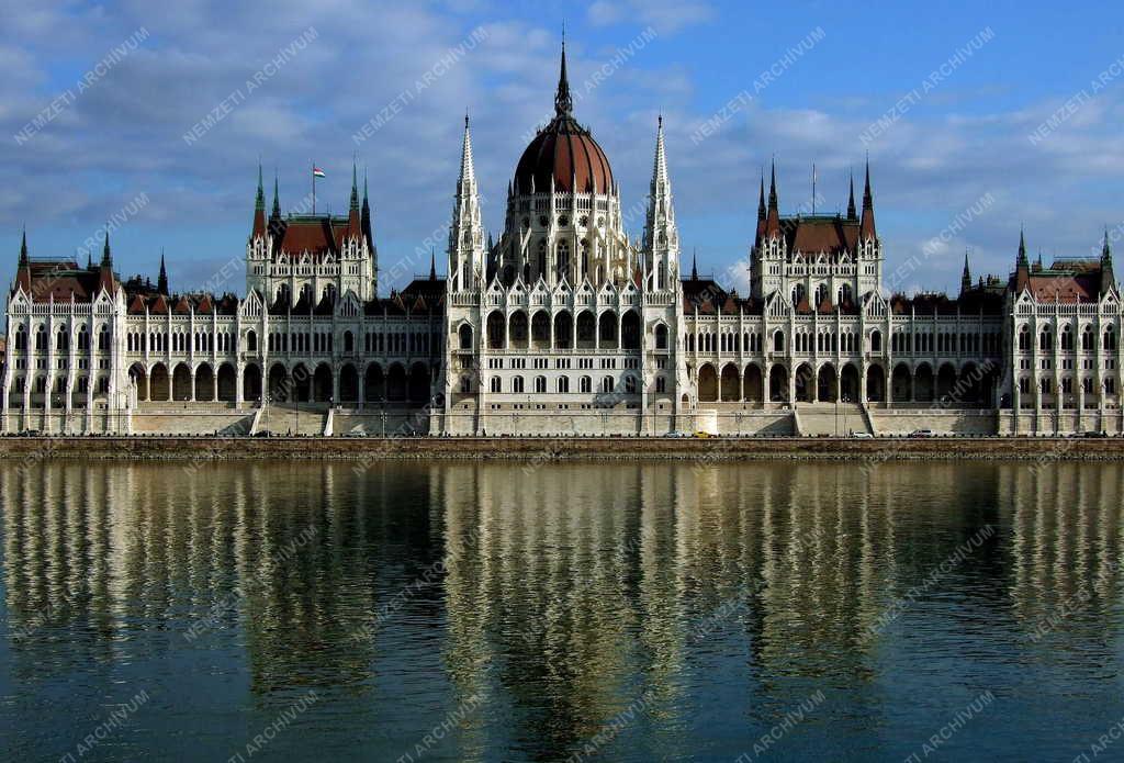 Épület - Budapest - A Parlament épülete 