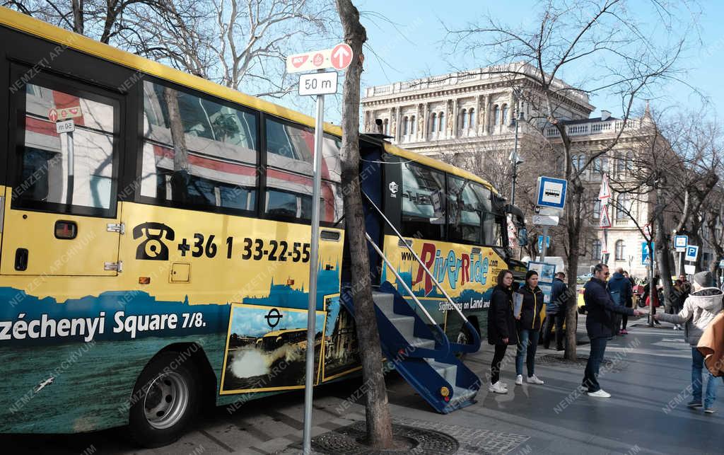 Közlekedés - Budapest - A RiverRide úszóbusza