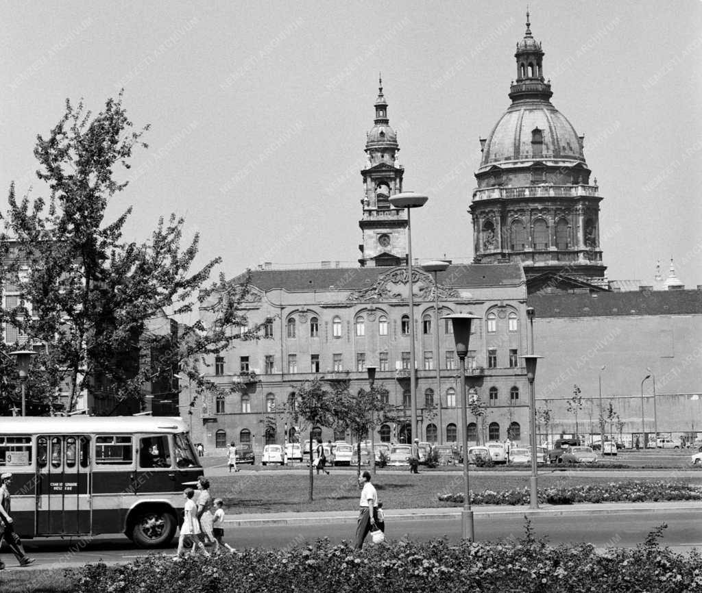 Közlekedés - Parkoló autók Budapesten