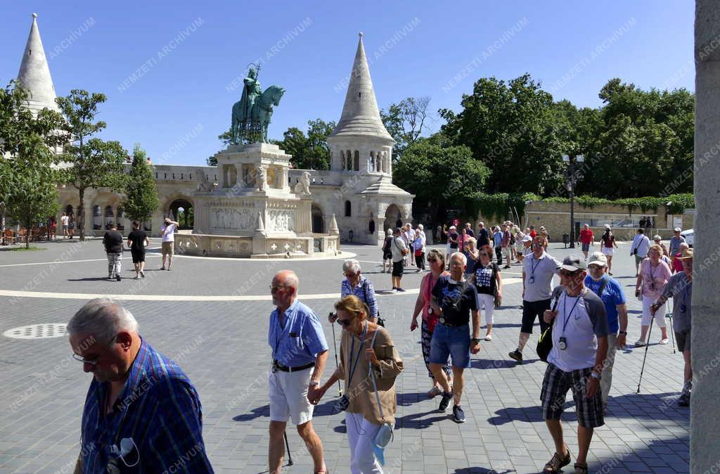 Idegenforgalom - Budapest - Turisták a budai Várban