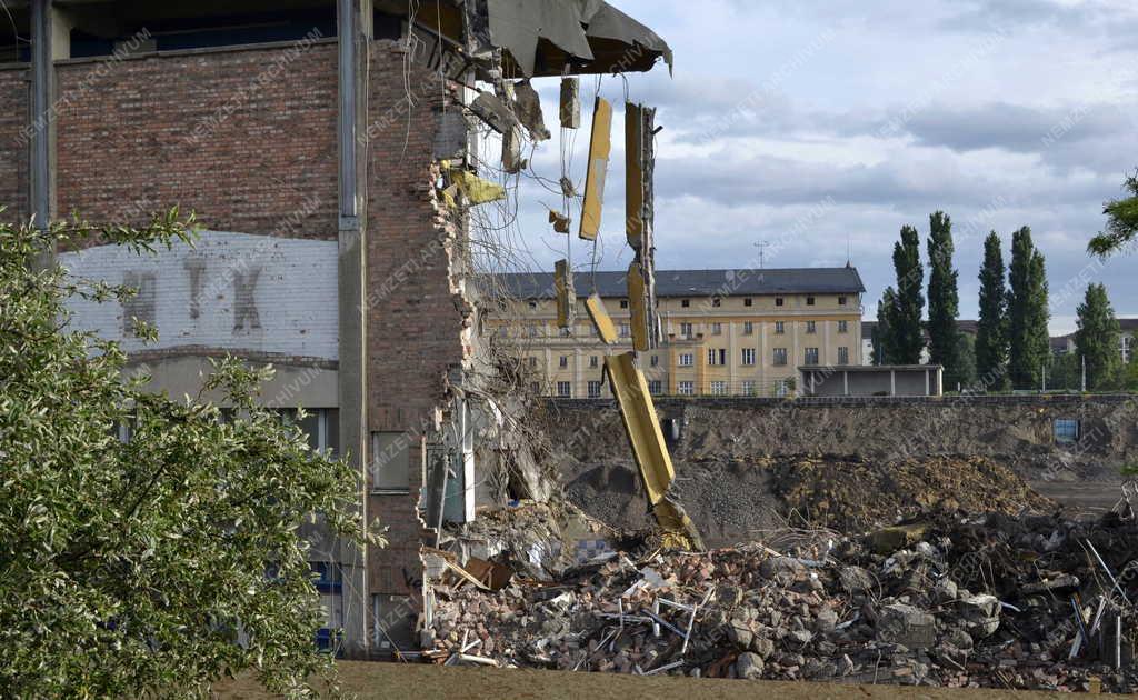 Épületbontás - Budapest - Bontják a Hidegkuti Nándor Stadiont