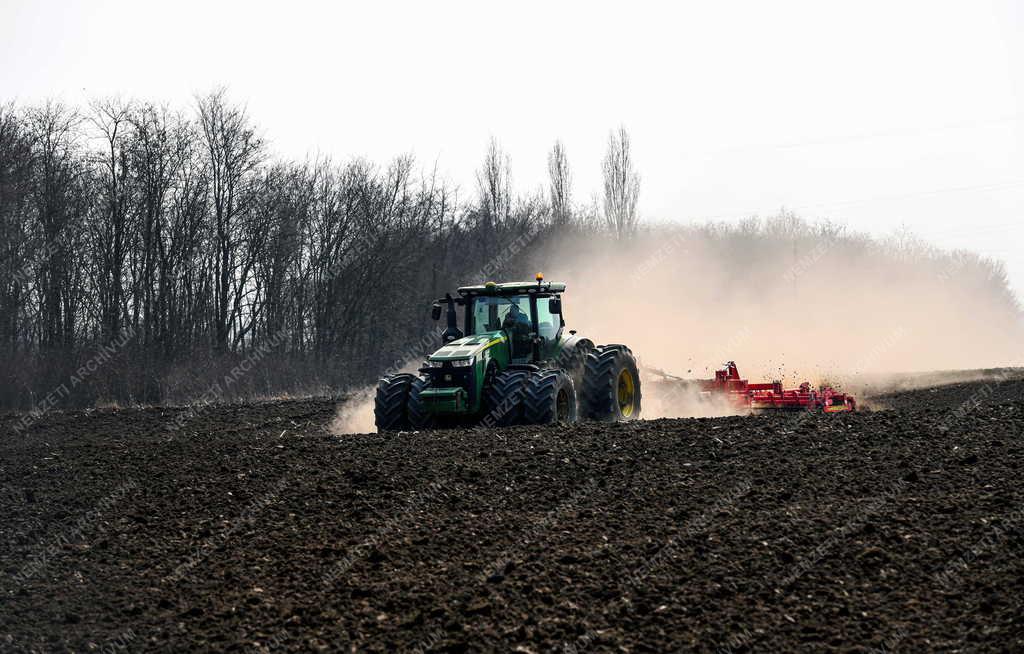 Mezőgazdaság - Tavaszi talajmunkák a debreceni Agrárgazdaság Kft.-nél 