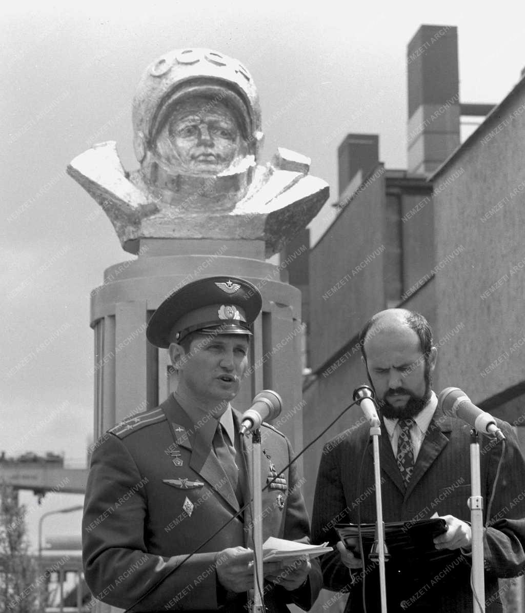 Ipar - A Gagarin Hőerőmű és a Thorez-bánya avatása