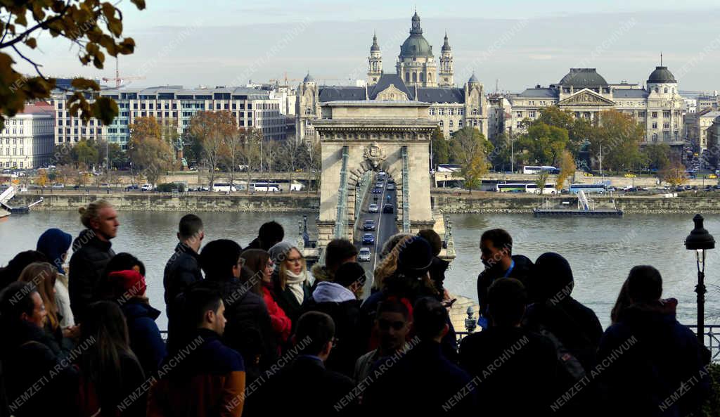 Idegenforgalom - Budapest - Turista fiatalok a Vár-hegy oldalában