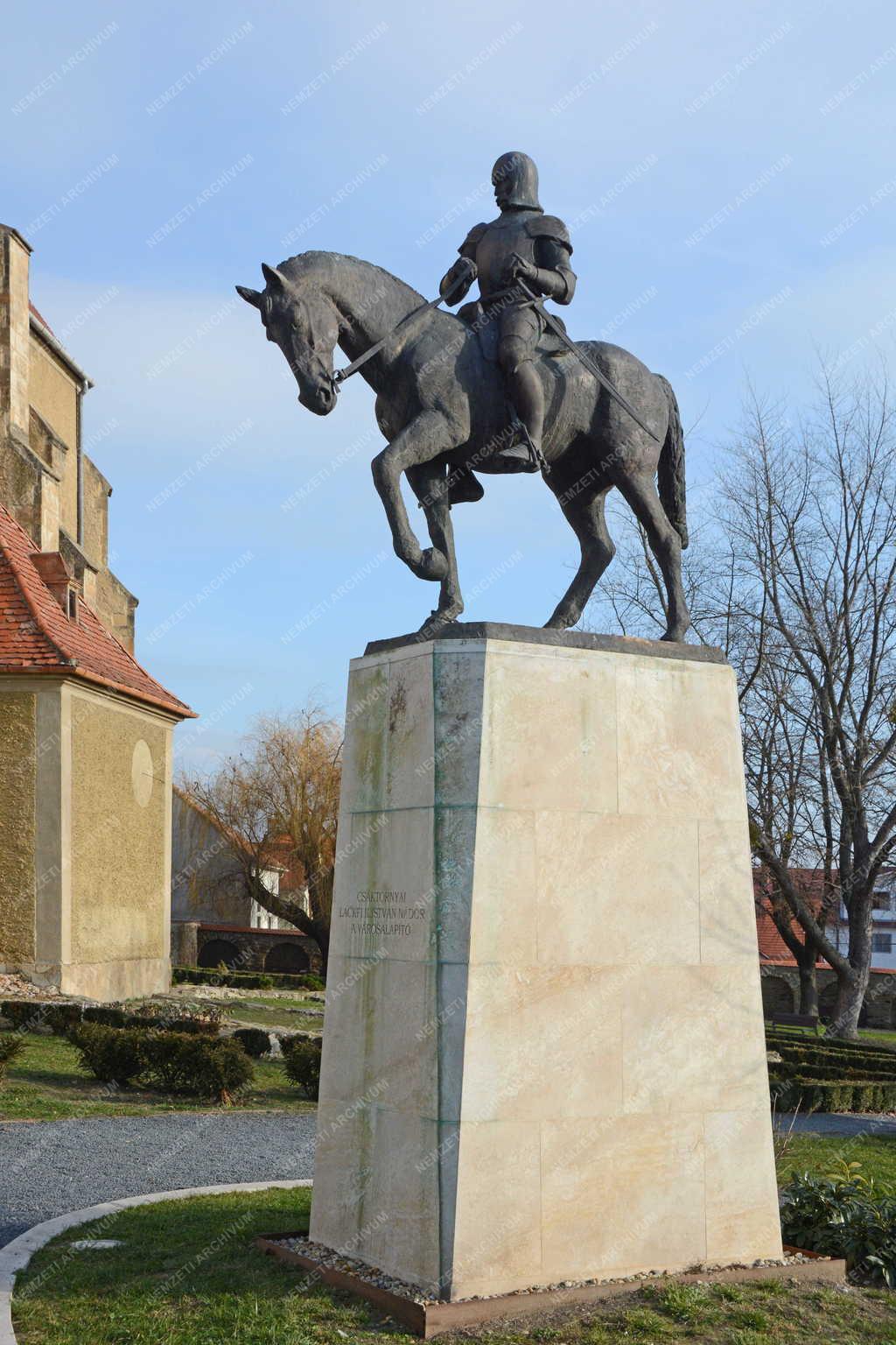 Műalkotás - Keszthely - Lackfi István nádor szobra