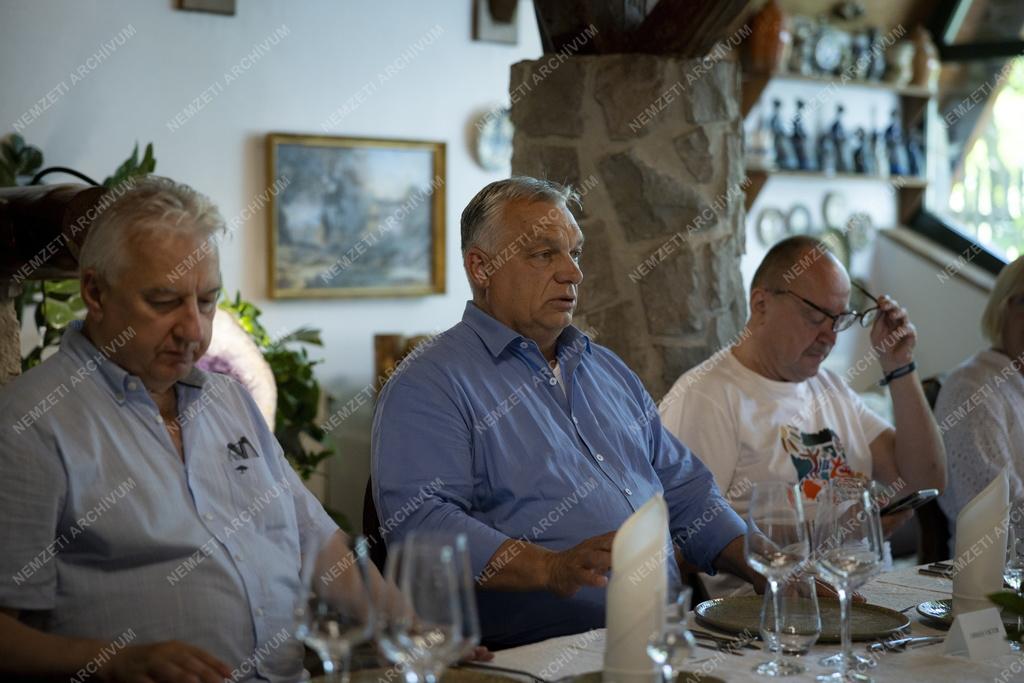 Tusványos - Orbán Viktor a határon túli magyar közösségek képviselőivel tárgyalt Tusnádfürdőn
