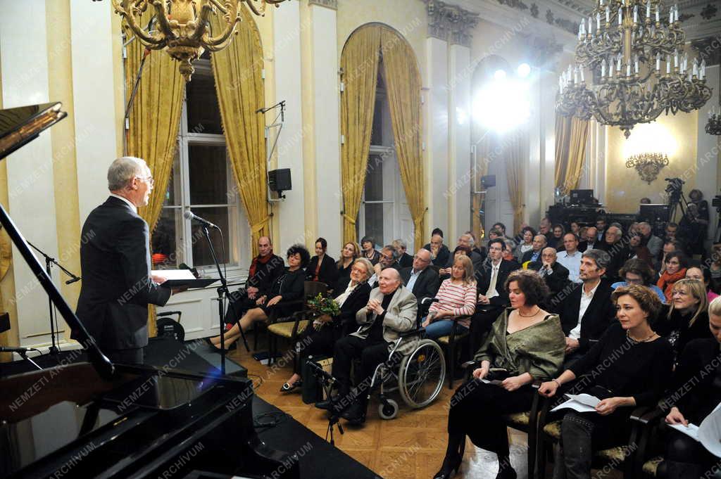 A Petőfi Irodalmi Múzeumban köszöntötték a 85 éves Kertész Imrét