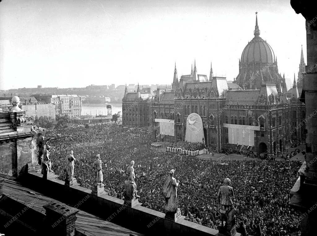 Belpolitika - Békegyűlés - A Békevilágtanács budapesti ülése 