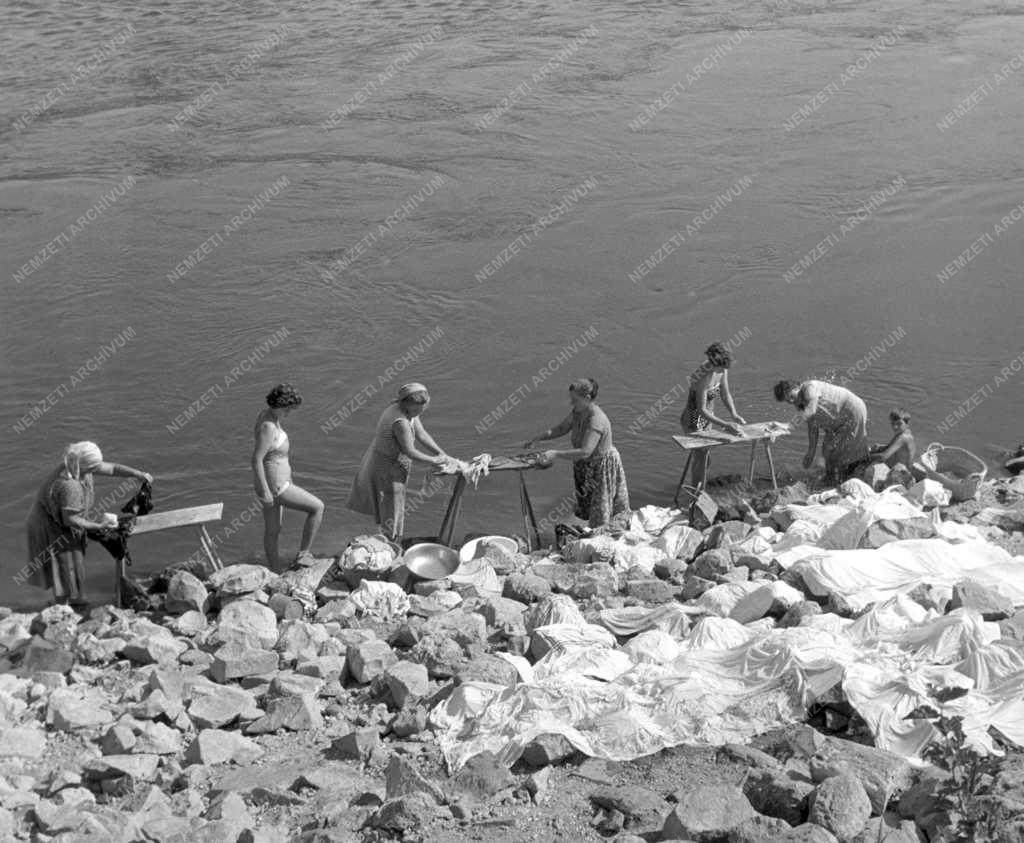 Életvitel - Mosás a Dunában