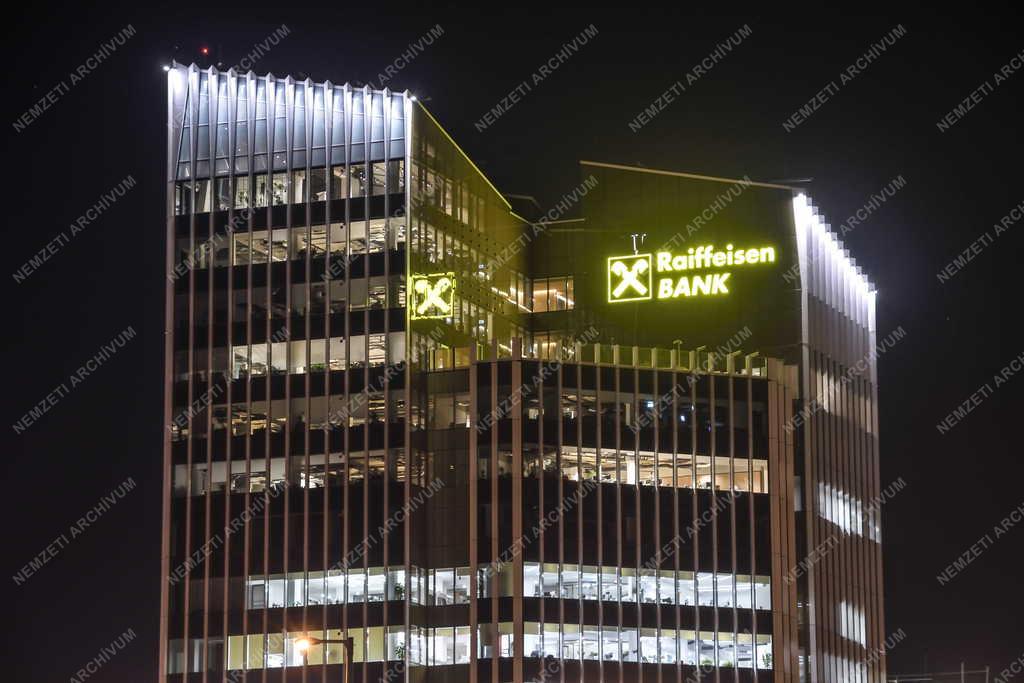 Városkép - Budapest - Esti kivilágításban az Agora Budapest irodaépület komplexum
