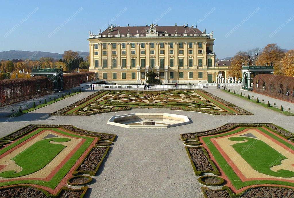 Bécs - A Schönbrunn-i kastély díszkerje