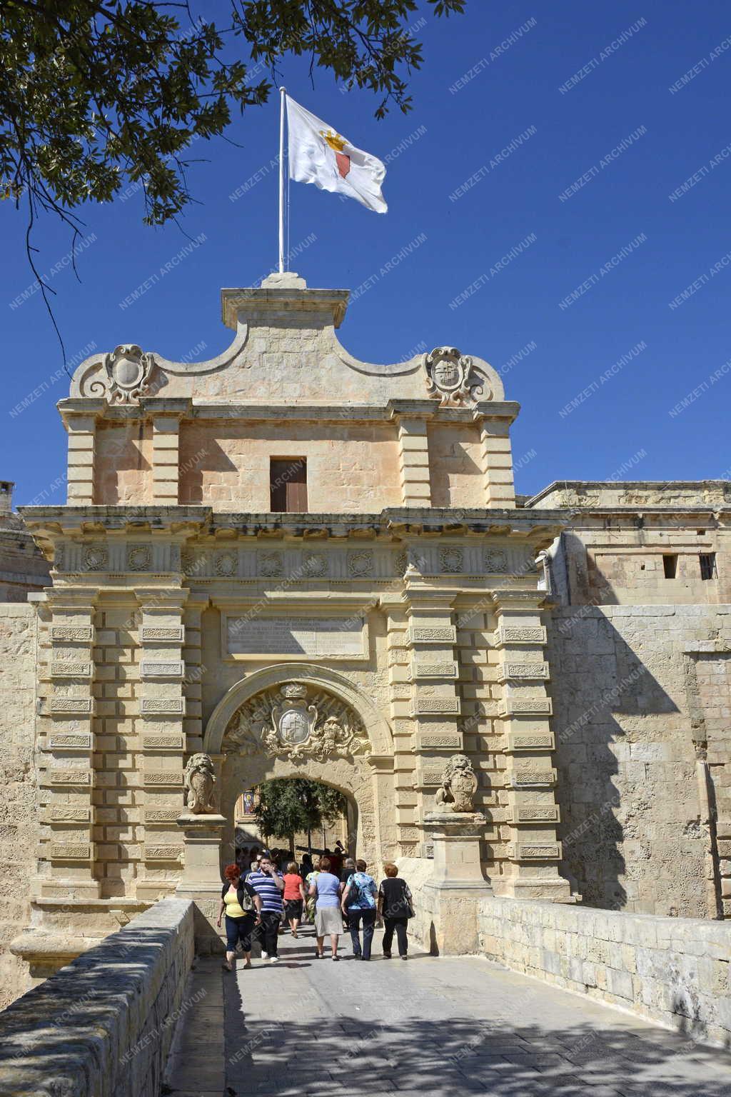 Idegenforgalom - Mdina - Turisták a városkapunál