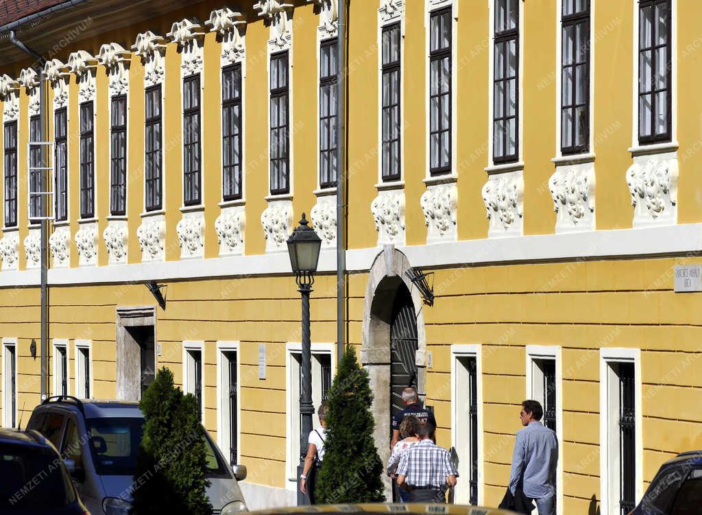 Turizmus - Budapest - Városnézők a Várban a Zichy-palotánál