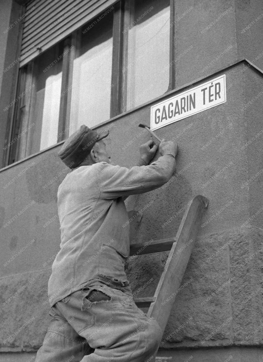 Városkép - Névváltozás a Ságvári téren