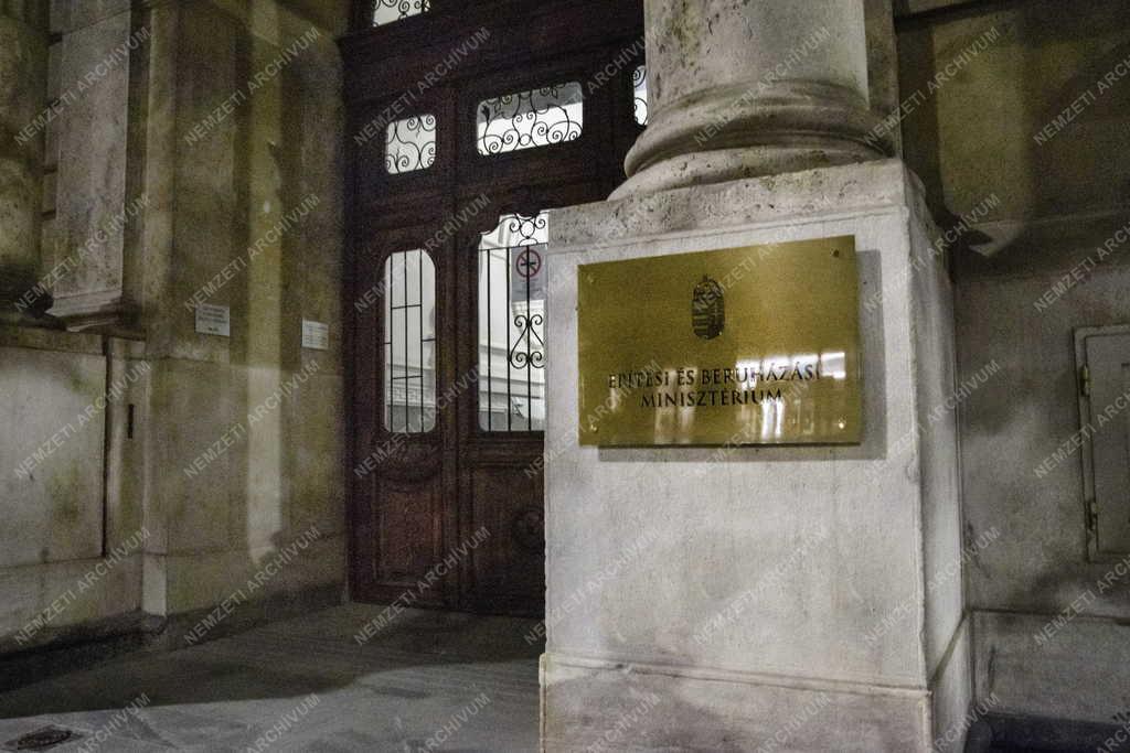 Közigazgatás - Budapest - Építési és Beruházási Minisztérium este