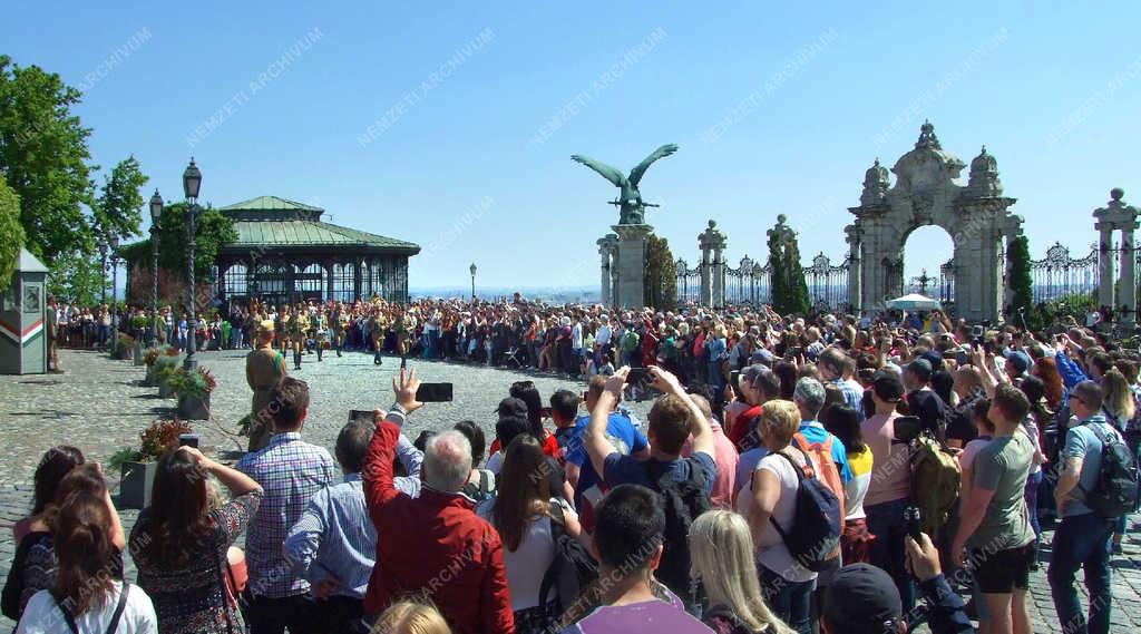 Idegenforgalom - Budapest - Külföldi turisták a Várban