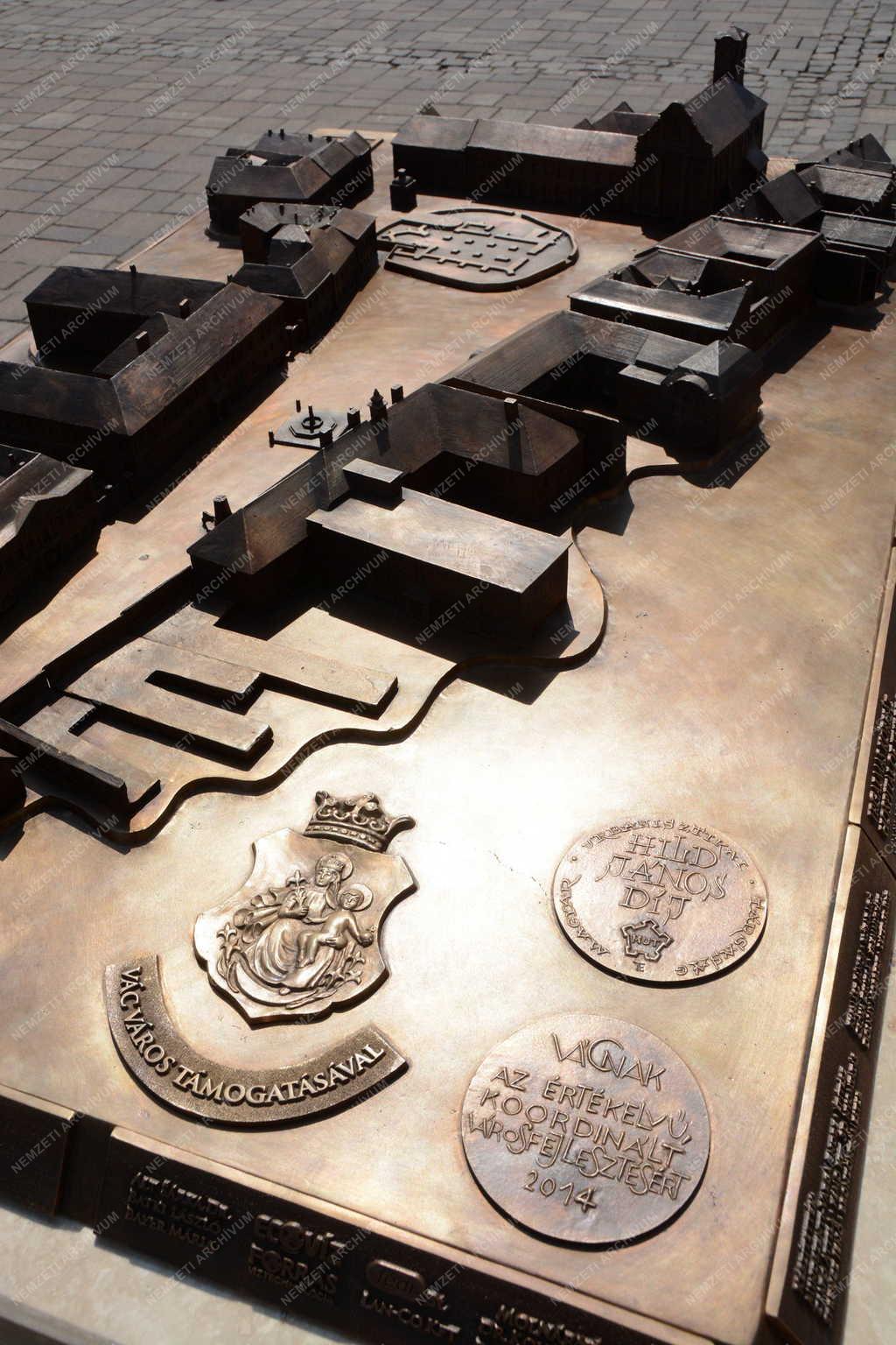 Érdekes - Vác - A Március 15. tér bronz makettje