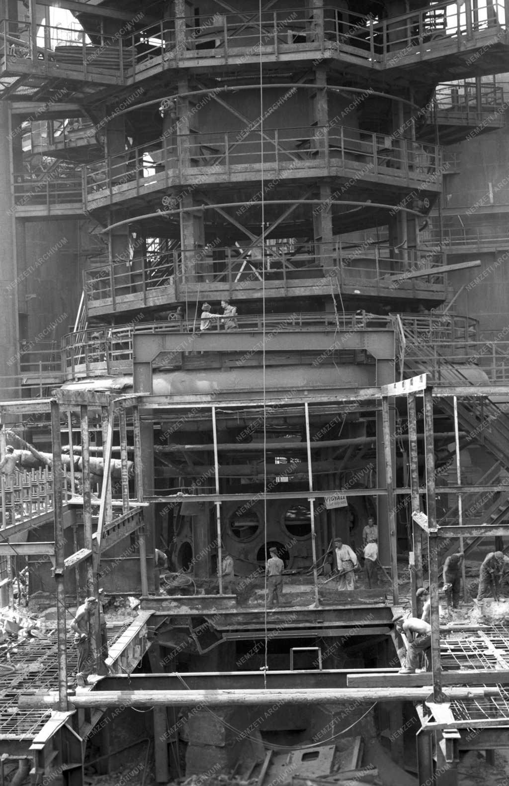 Ipar - Korszerűsítés az Ózdi Kohászati Üzemekben