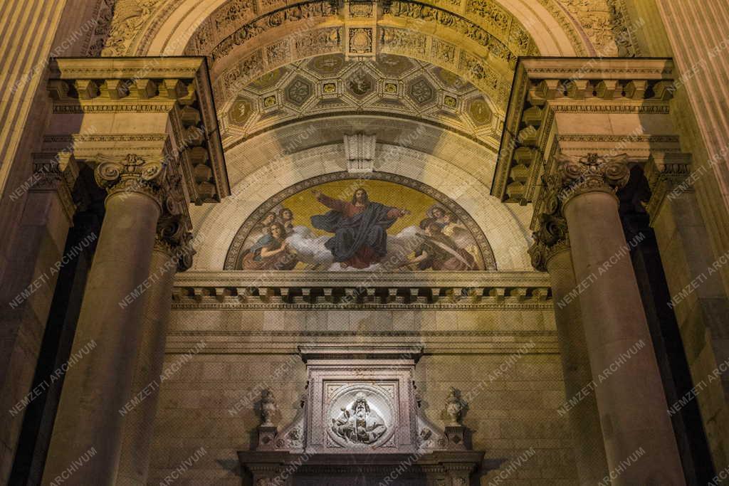 Egyházi épület - Budapest - A Szent István Bazilika bejárat