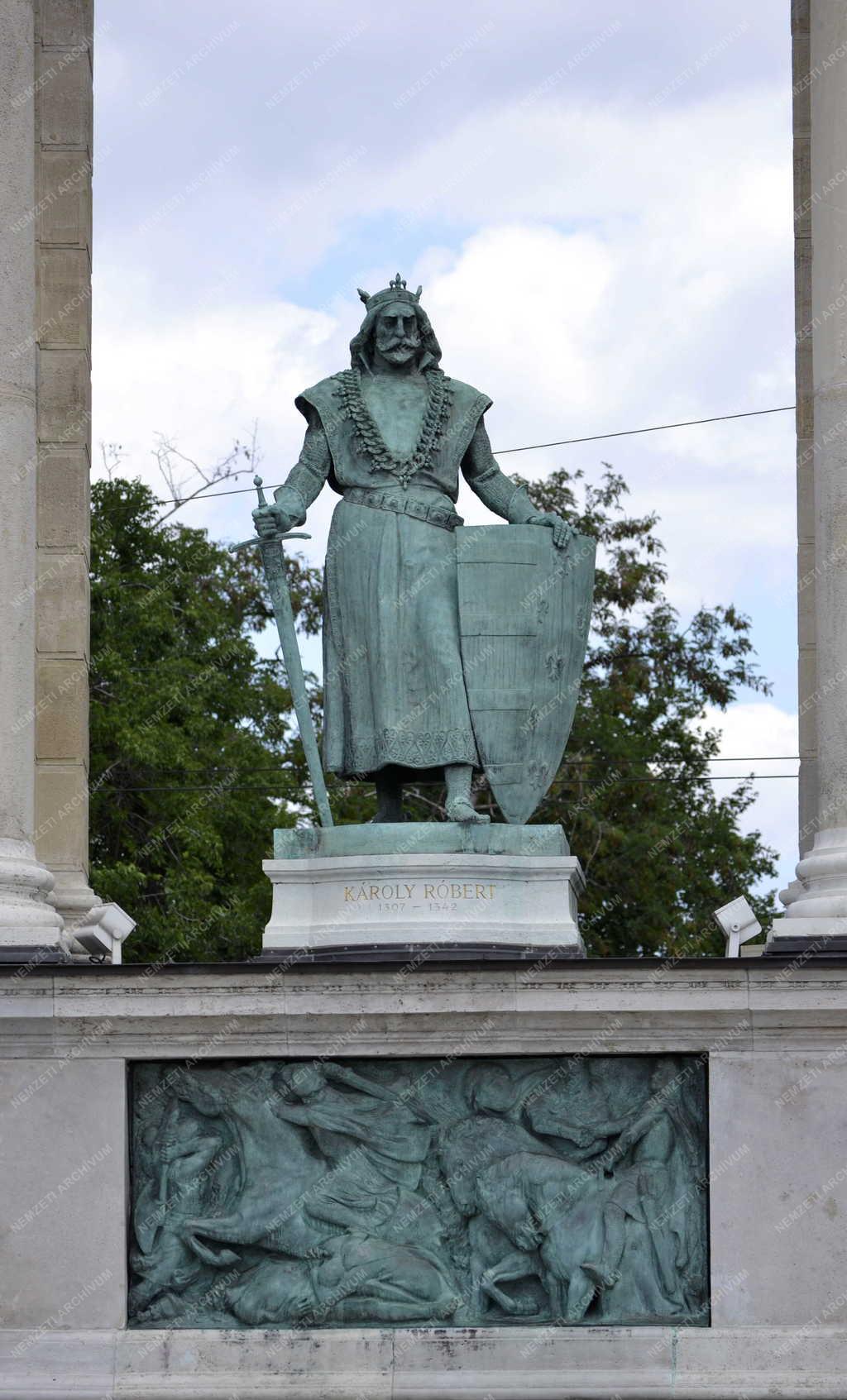Emlékmű - Műalkotás - Károly Róbert szobra