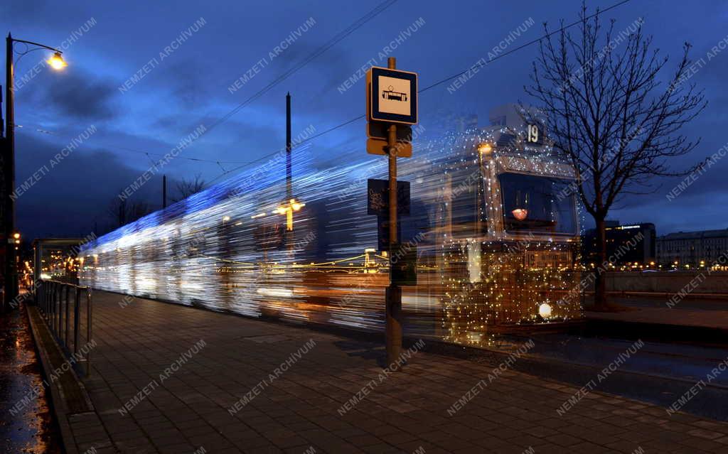 Közlekedés - Budapest - Karácsonyi fényvillamos
