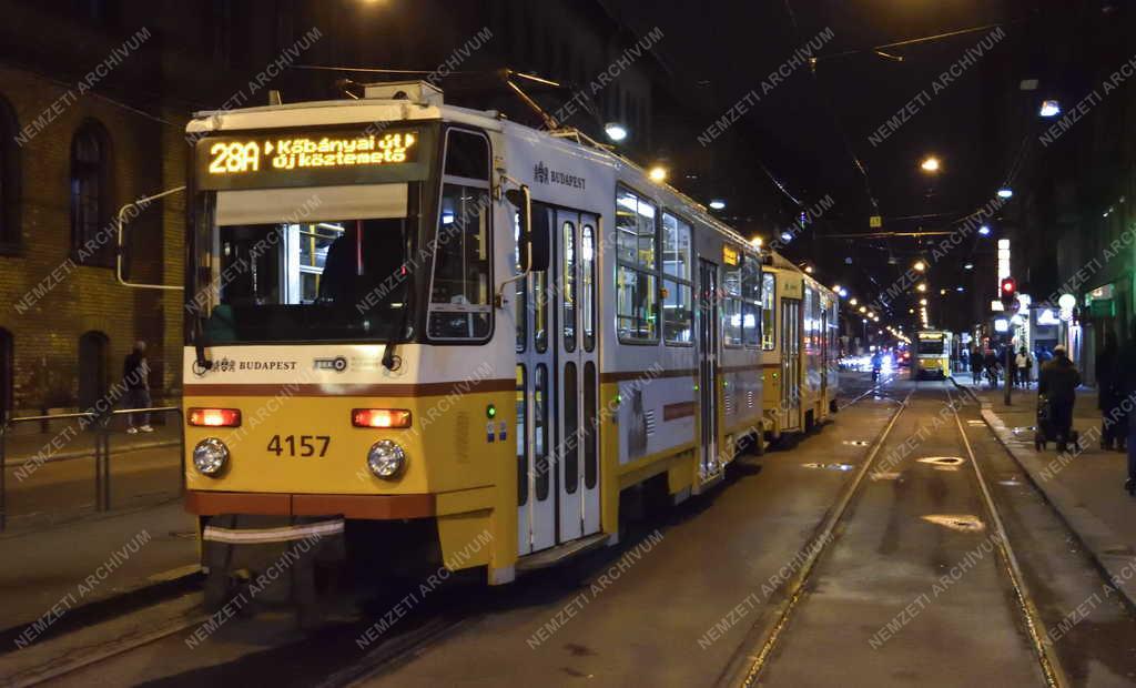 Közlekedés - Budapest - Villamos esti felvételen
