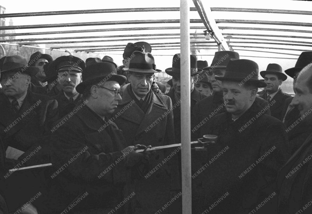 Gazdaság - Újjáépítés - Hajóátadás 