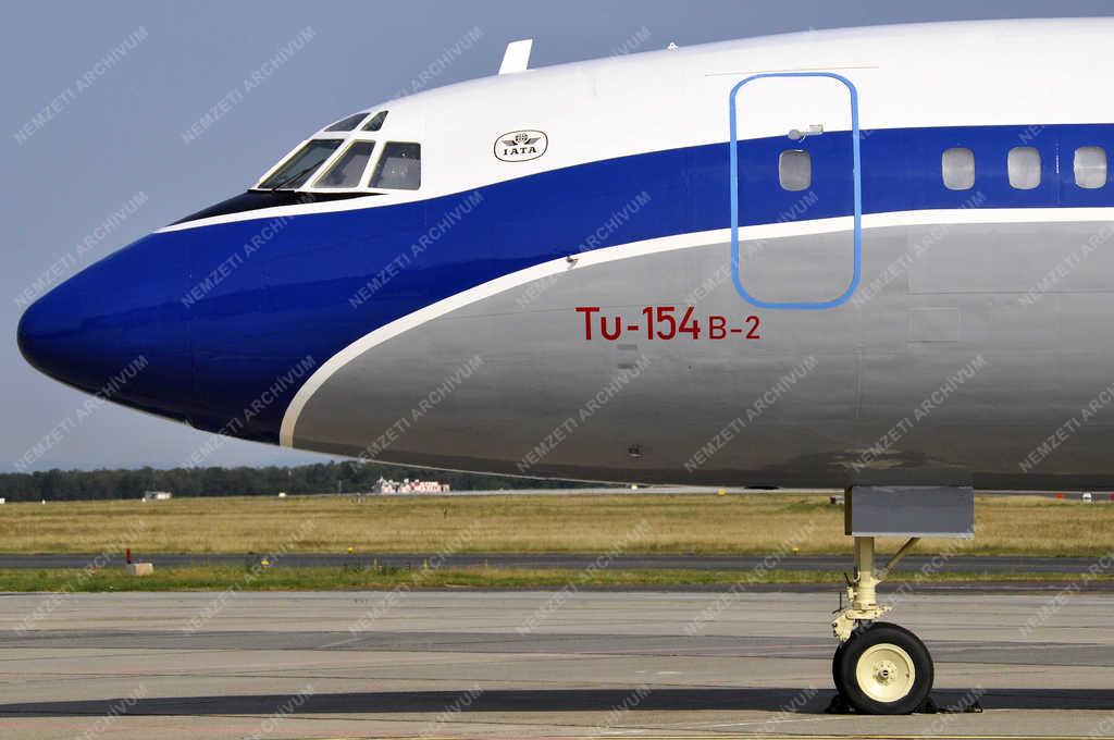 Légi közlekedés - Budapest - Újrafestették a Malév első Tu-154-es repülőjét