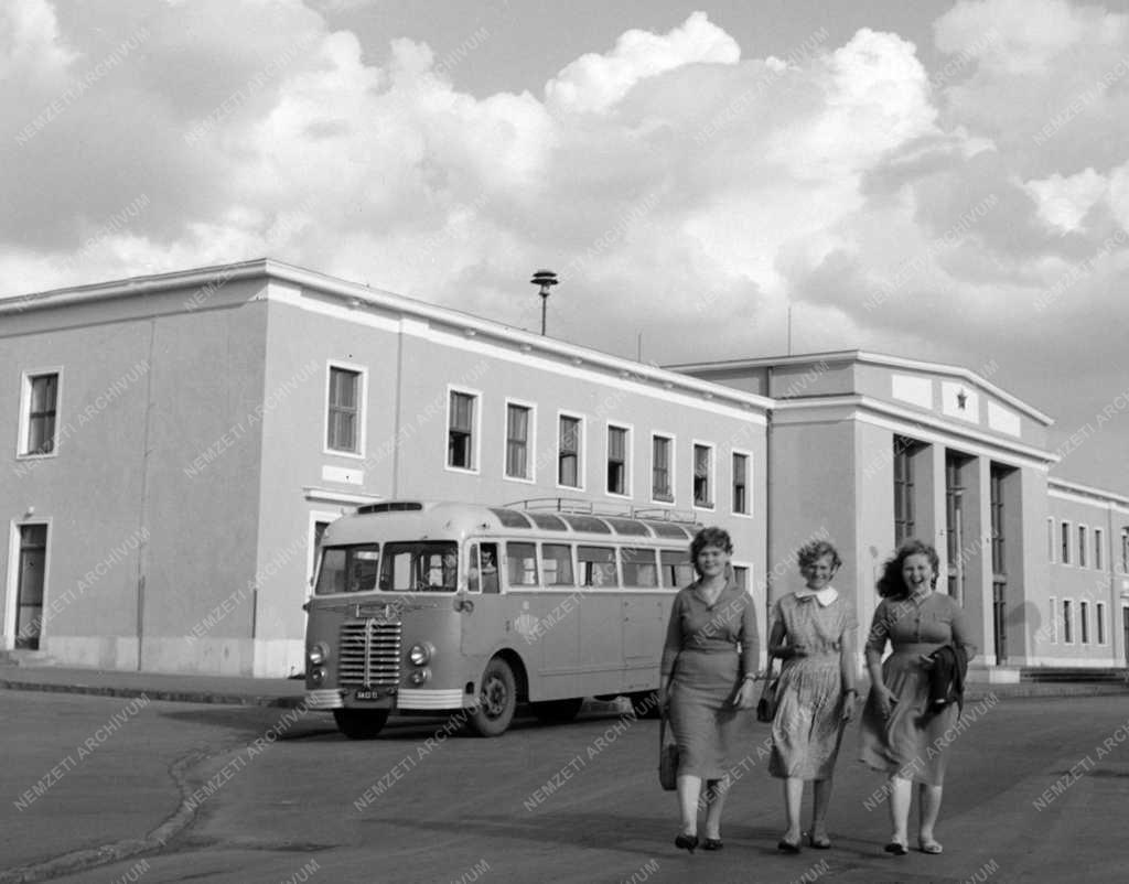 Közlekedés - A sztálinvárosi pályaudvar